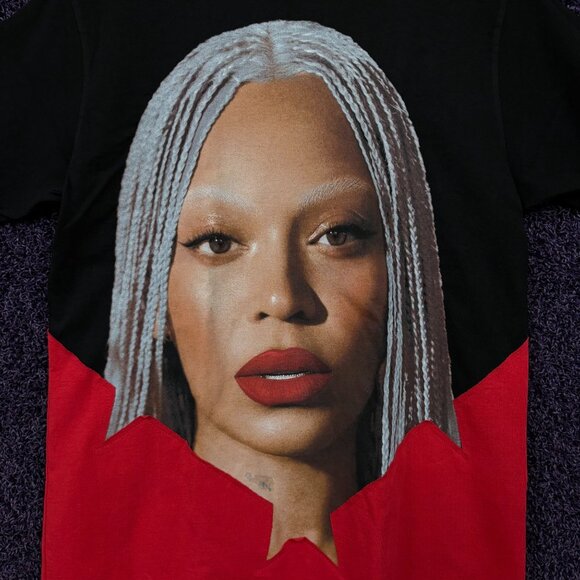 Beyoncé Cowboy Carter Star Red black split T-Shirt Size Medium - Picture 2 of 6
